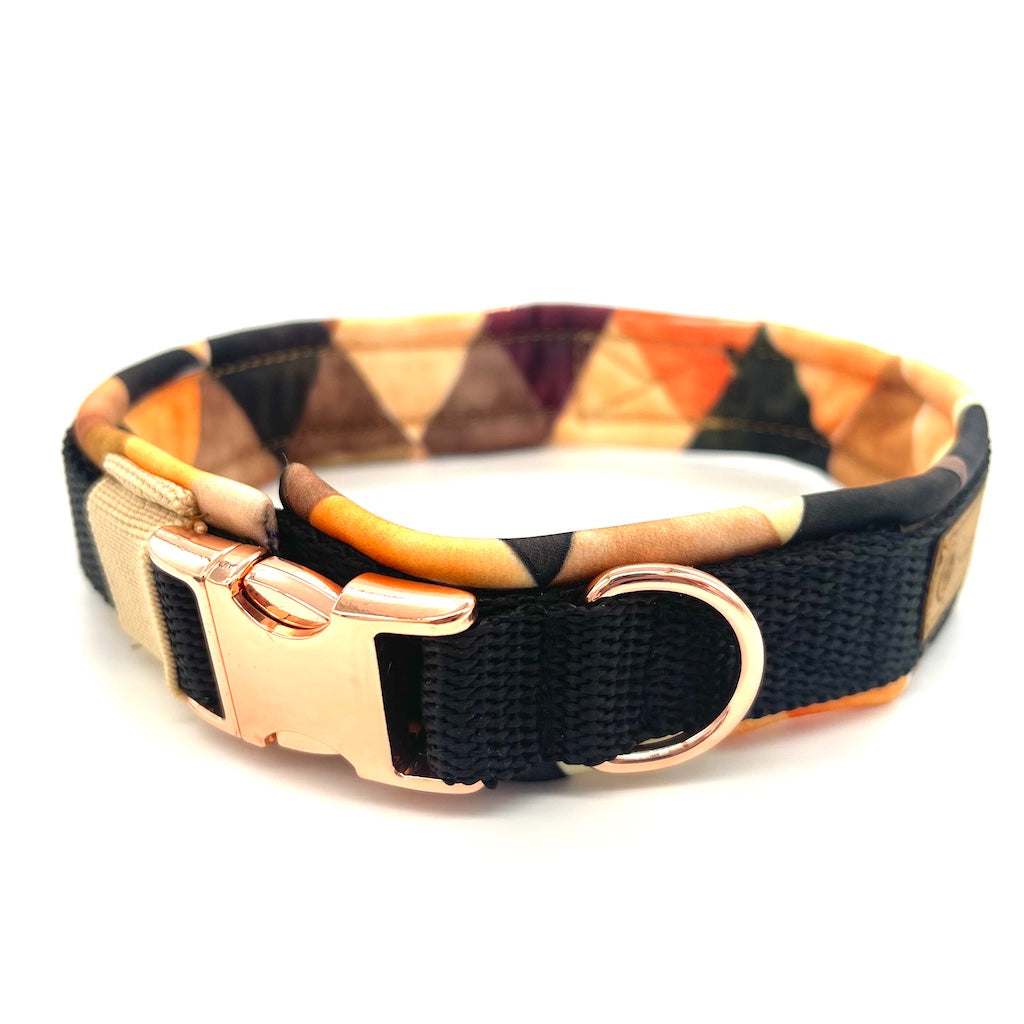 Hochwertiges Hundehalsband aus robustem Material, verstellbar und komfortabel, ideal für Spaziergänge und Sicherheit, in modernem Design. Halsband aus Softshell von ScandiPaws geo brwon schwarz