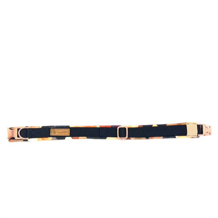 Hochwertiges Hundehalsband aus robustem Material, verstellbar und komfortabel, ideal für Spaziergänge und Sicherheit, in modernem Design. Halsband aus Softshell von ScandiPaws geo brwon schwarz